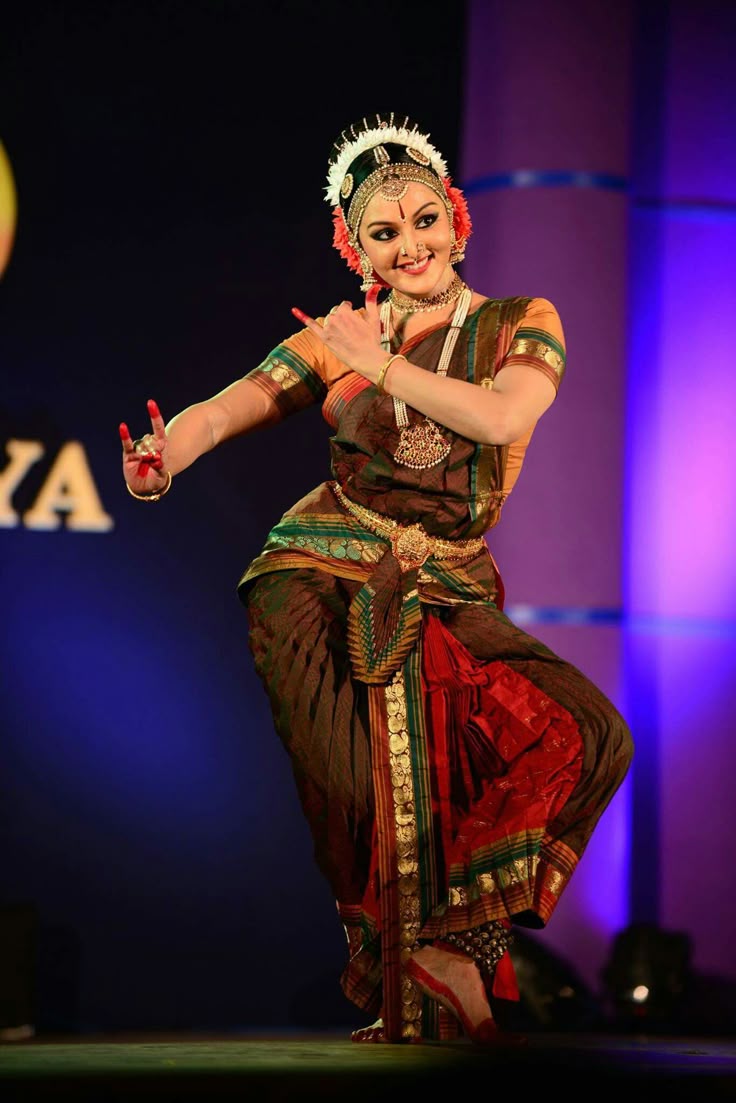 une photo de danseuse Bharatanatyam