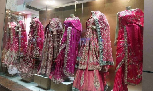 une vitrine de robes Indiennes